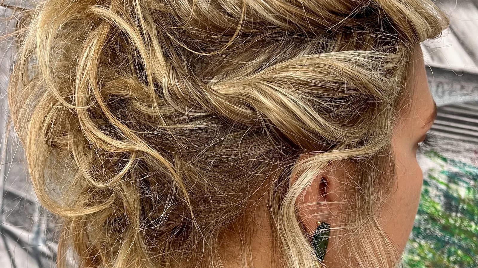 Coiffure femme ondulée et lumineuse