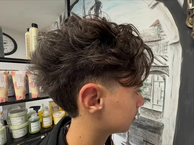 Coupe homme bouclée avec dégradé net