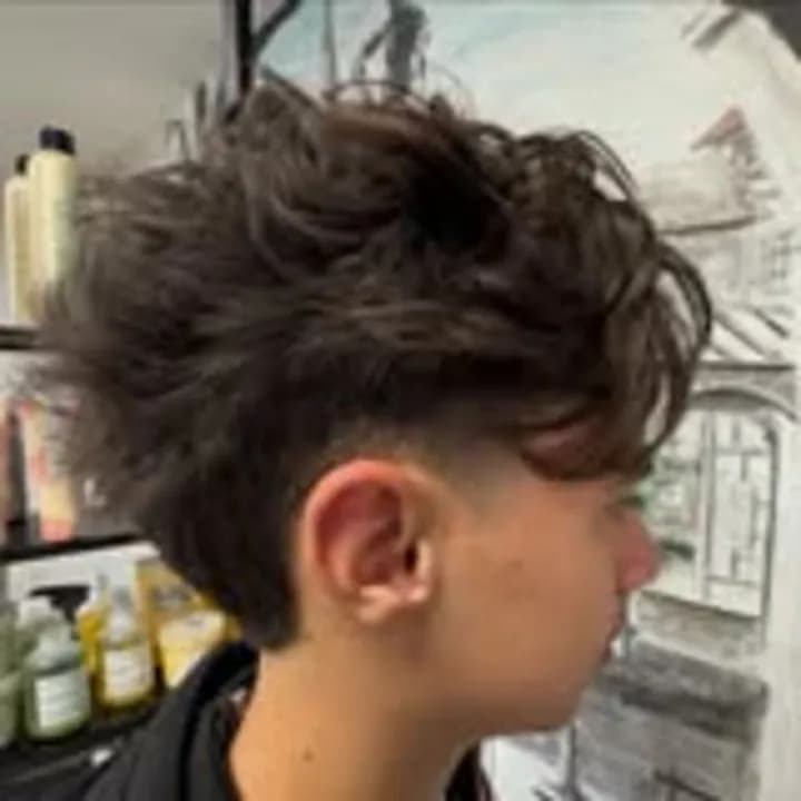 Coupe homme texturée, finitions au salon