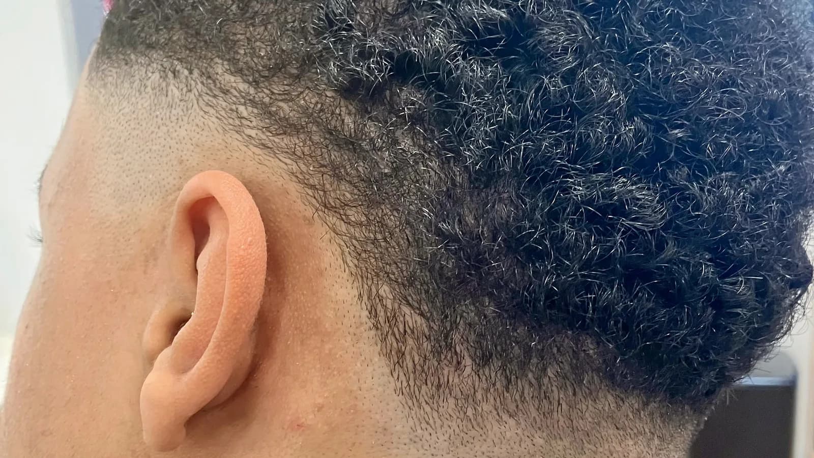 Coupe homme dégradée réalisée au salon Les Coiffeurs