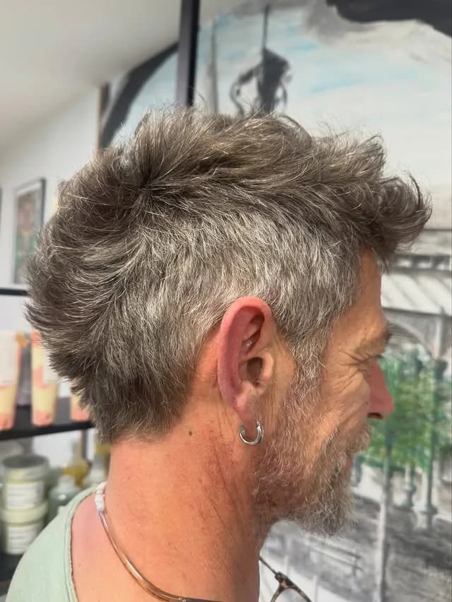 Coupe et barbe sur cheveux poivre et sel