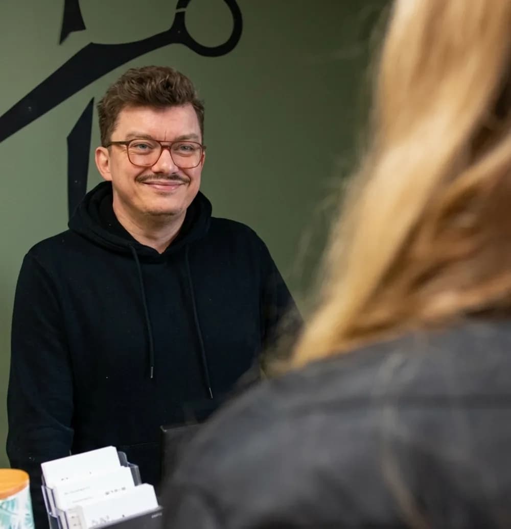 Orlando, coiffeur et barbier, au salon Les Coiffeurs à Mirepoix